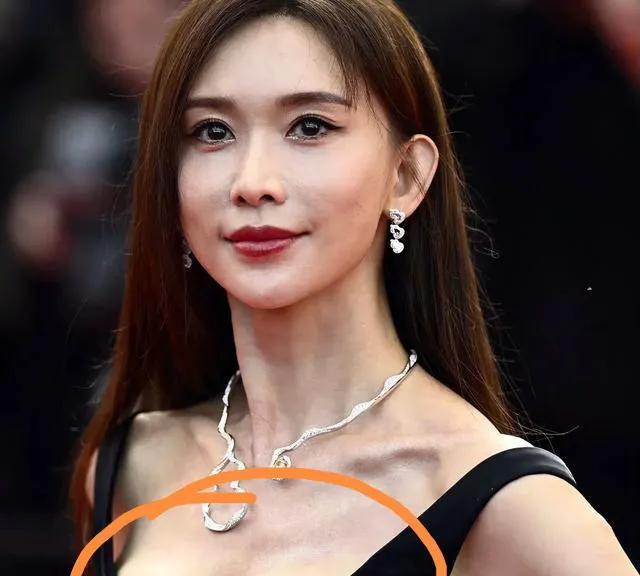 人是真的美，衣服也是真的好看，就是这两个“球”能不能不要这样挤出来？
看的我真想