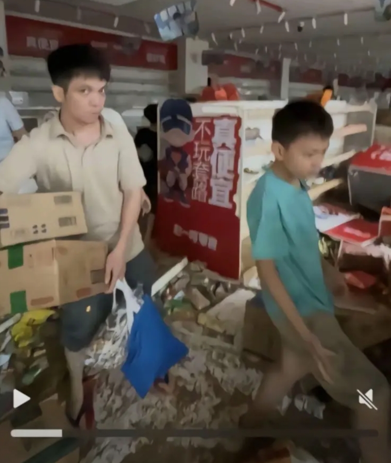 真是丢脸啊，这下全国人民都知道了！
广东怀集洪水过后，赵一鸣超市疑似被当地居民哄