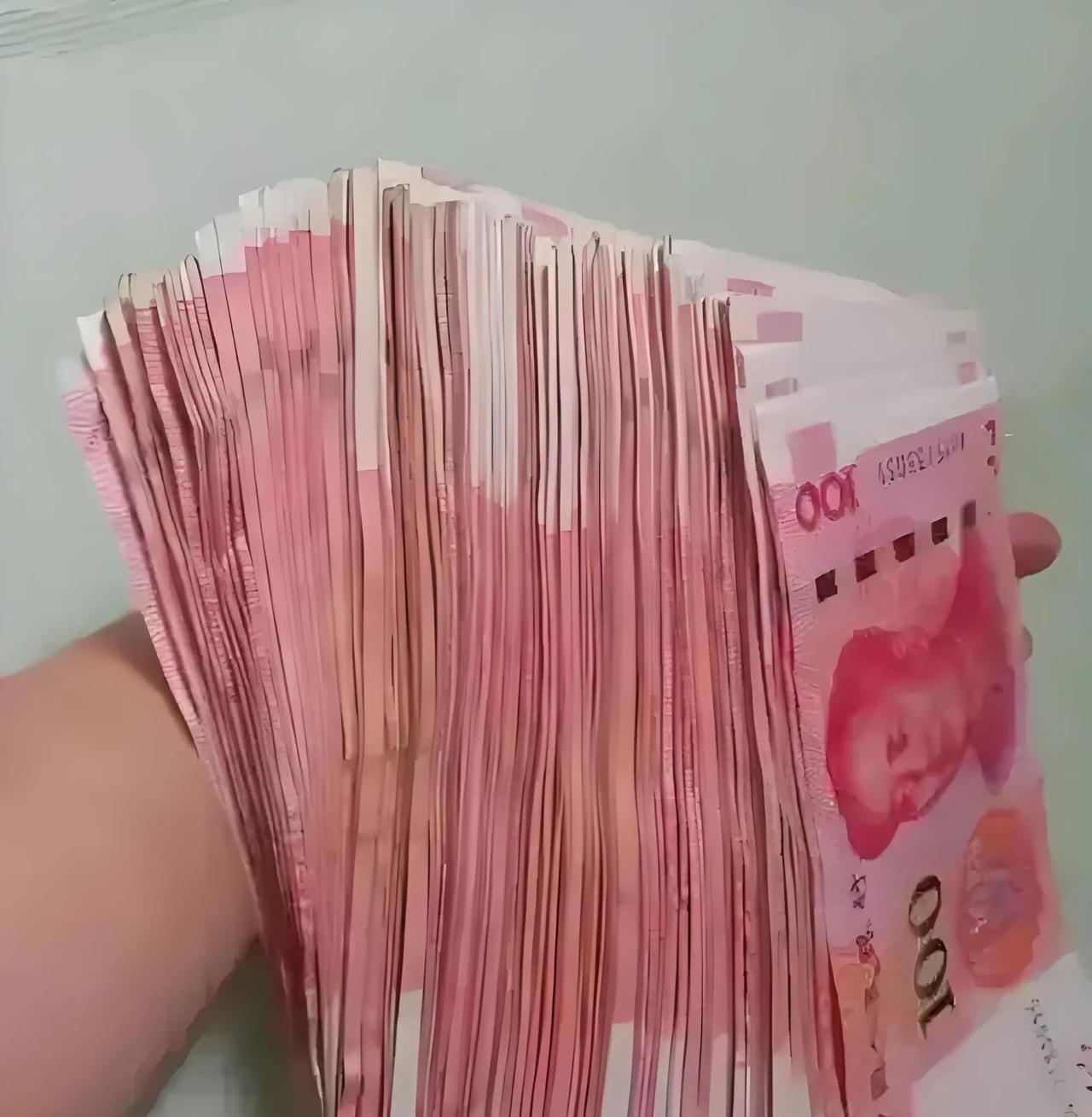 今年两个农历六月，孩子过了两次生日。花费不少，但收入也颇丰！
花费：在餐馆吃饭，