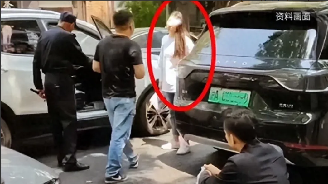 上海一外卖员5月24日抓到老婆跟有钱人出轨 全网扒出两人背景
5月24日上海静安
