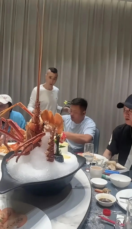 月薪过万，估计才敢这样吃饭吧？