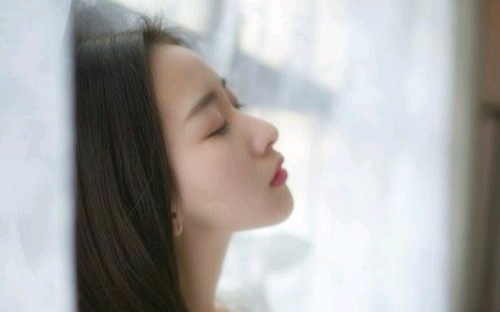 我从大桥一跃而下，却在湍急的河流中撞到石块，丢失六年记忆，变成血气方刚的大学生