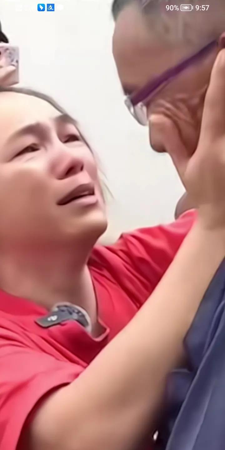 泪奔，父女失散32年，在见都是眼泪，事因，父亲带大女儿收废时，把女儿弄丢了32年