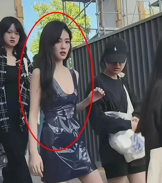 天呐！路人镜头下的她....
本人状态好好，感觉本人更美，卡姿兰大眼好讨人喜欢，