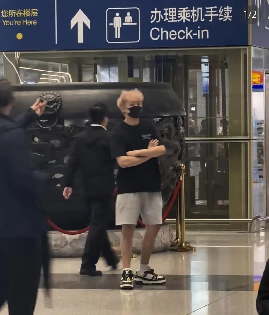 王晨策早早的来机场接楚钦了，
今天国乒从日本回北京，王晨策早早的就在机场等候了，