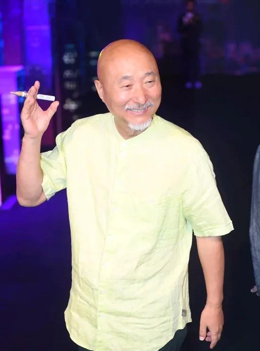陈佩斯黄渤参加路演时聊天打趣 陈佩斯和黄渤参加路演的时候，两人聊天打趣的场景特别