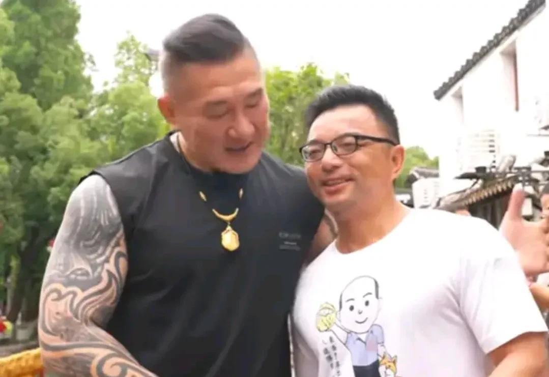 岛内最大网红阿馆大陆行，在岛内刮起飓风，短短三天打破绿营信息茧房。



这股旋