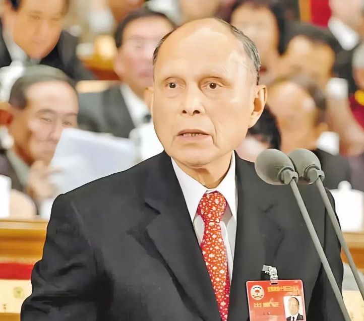 都说霍家有两面国旗，一面在郭晶晶身上，一面盖在霍英东霍老身上！

—位伟大的爱国