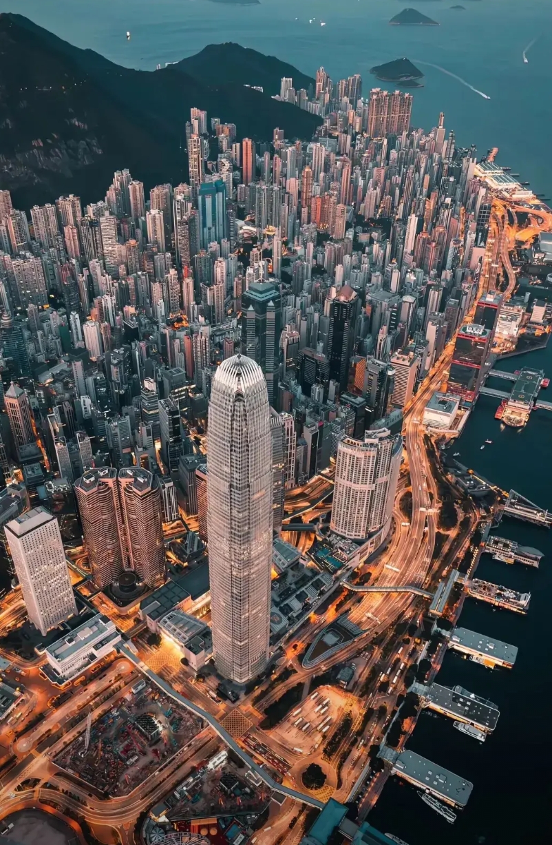 深圳和香港相比，可能很多深圳人有个误区，就是深圳的经济比已经超越香港了。不可否认