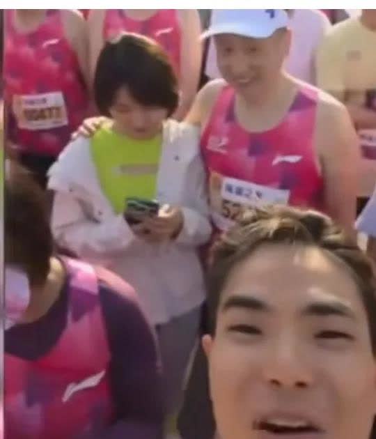马拉松男主夫人应该做出如下声明，然后把男主拿捏的死死的。
1.与男主早已离婚，