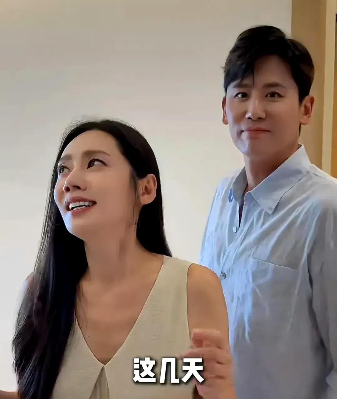 照片中，7岁儿子跟爸爸于晓光简直是一个模子刻出来的，眉眼像得不能再像～ 还晒出2
