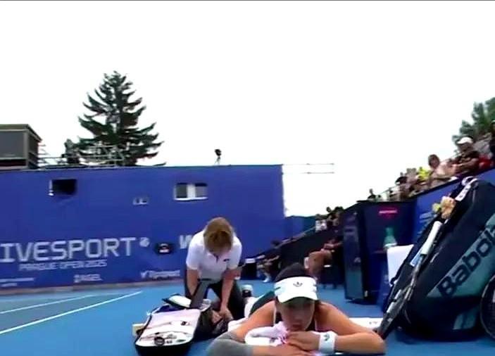 0.5秒误判，毁一局球。
她摔了又爬，没有握手。
布拉格WTA250，王欣瑜决胜