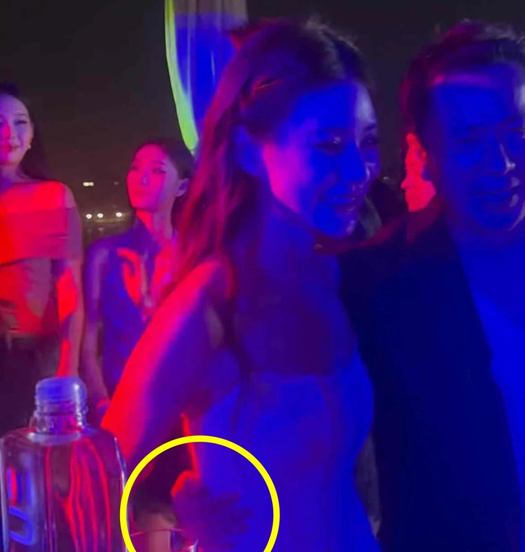 王中磊你真是糊涂到家了啊！
你给大家说说，
怎么就稀里糊涂地伸手搂住马筱梅的腰了
