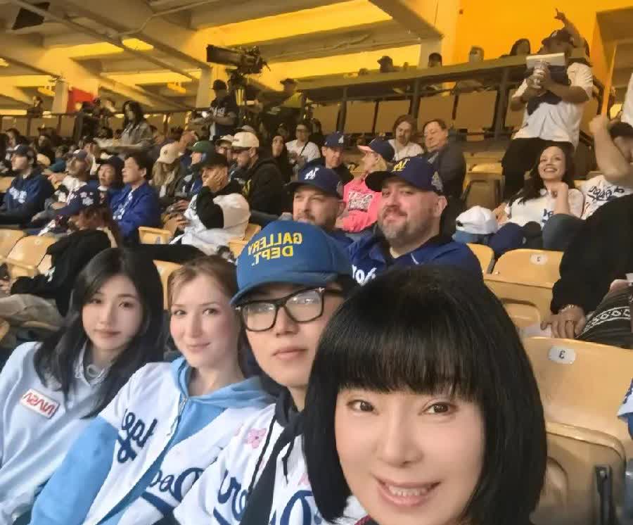 唱常回家看看的陈红，去洛杉矶看儿子、洋儿媳、女儿，一家人一起看棒球比赛，自言幸福