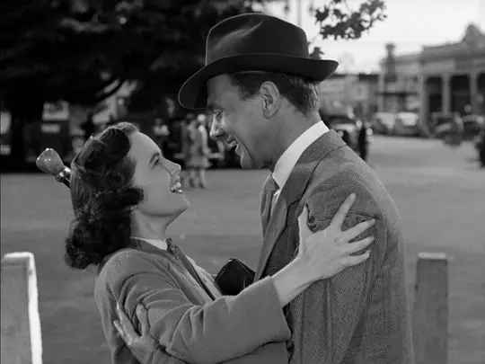    这部《辣手摧花》女主的舅舅是主角，自从他下火车的那一刹那，女主的生活从此改