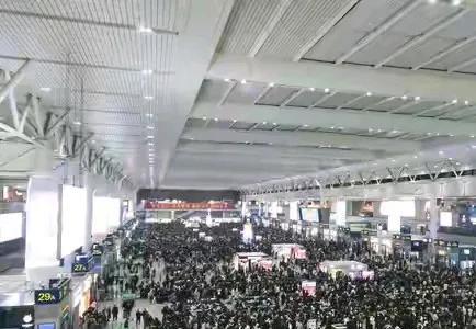 新疆旅游太火爆了！国内国际游客人数都暴增，144小时旅游免签，让很多外国人来中国