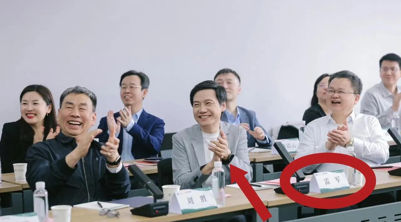 雷军看樱花上热搜  我忍了
雷军被京东副总裁喊话上热搜，我也忍了，可雷军被长安副