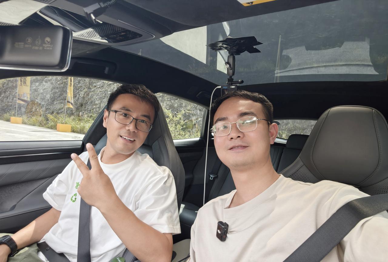 参加懂车帝活动遇到@百车全说三刀 刀哥，还分到了一辆车上，对于一个听了几年的《百