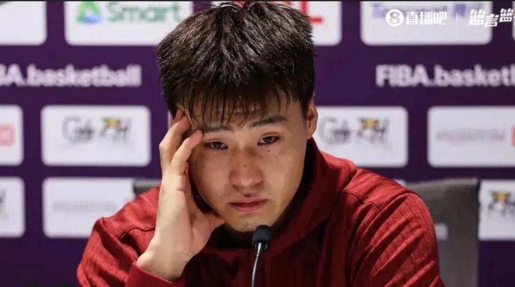 中国男篮79-71力克韩国，赛后出现这感动一幕！
北京时间今晚，男篮亚洲杯继续进