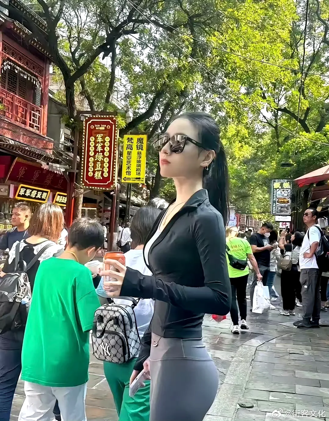 逛街看到的最漂亮的女生了！ ​​​