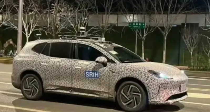 据说这是上汽第一款和华为合作的车型尚界，采用华为智选车模式！疑似在现有车型飞凡R