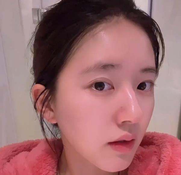 三年前何炅在一档节目里揭开了娱乐圈的真相，如今正赤裸裸地照进现实：“签100个小
