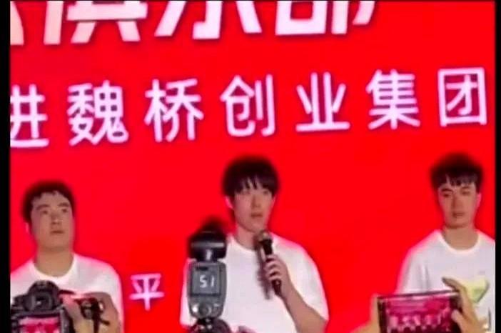 头哥又出洋相啦！
真是一天一洋相，每天不重样。
6月3日，头头在魏桥俱乐部举行的