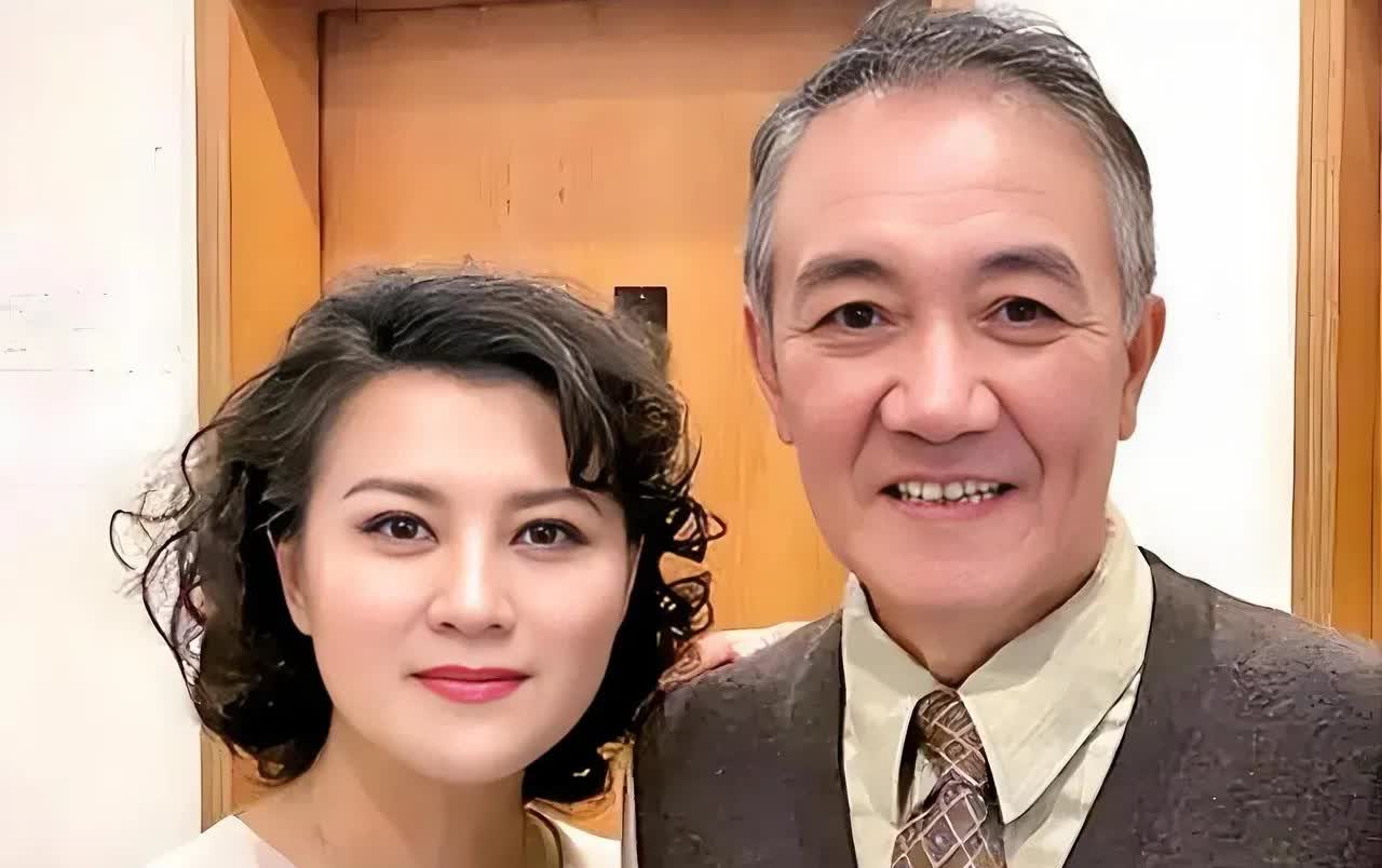 原来这是一对夫妻！原来演“ 李云龙”时还那么的帅气，现在成了白发苍苍的老头了。不
