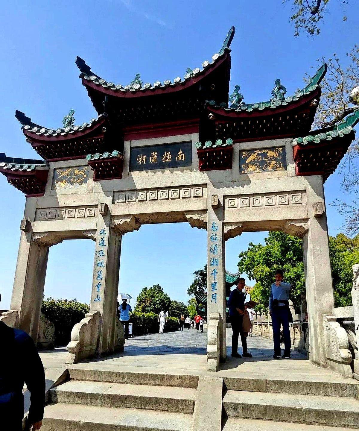 今天上午，人事部门负责人来到我办公室跟我说，公司计划本周裁减人员。
这次裁减人员
