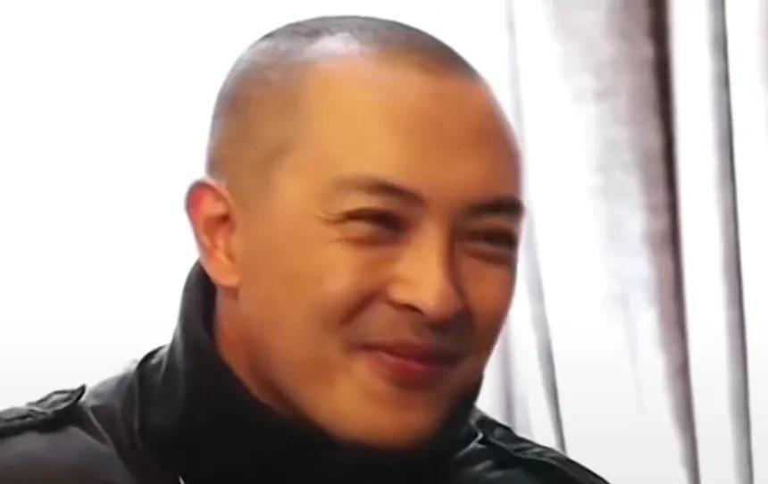 看到一个视频说富大龙，人生拿下4个影帝，现在连房子租不起，经纪人找他拍广告，上综