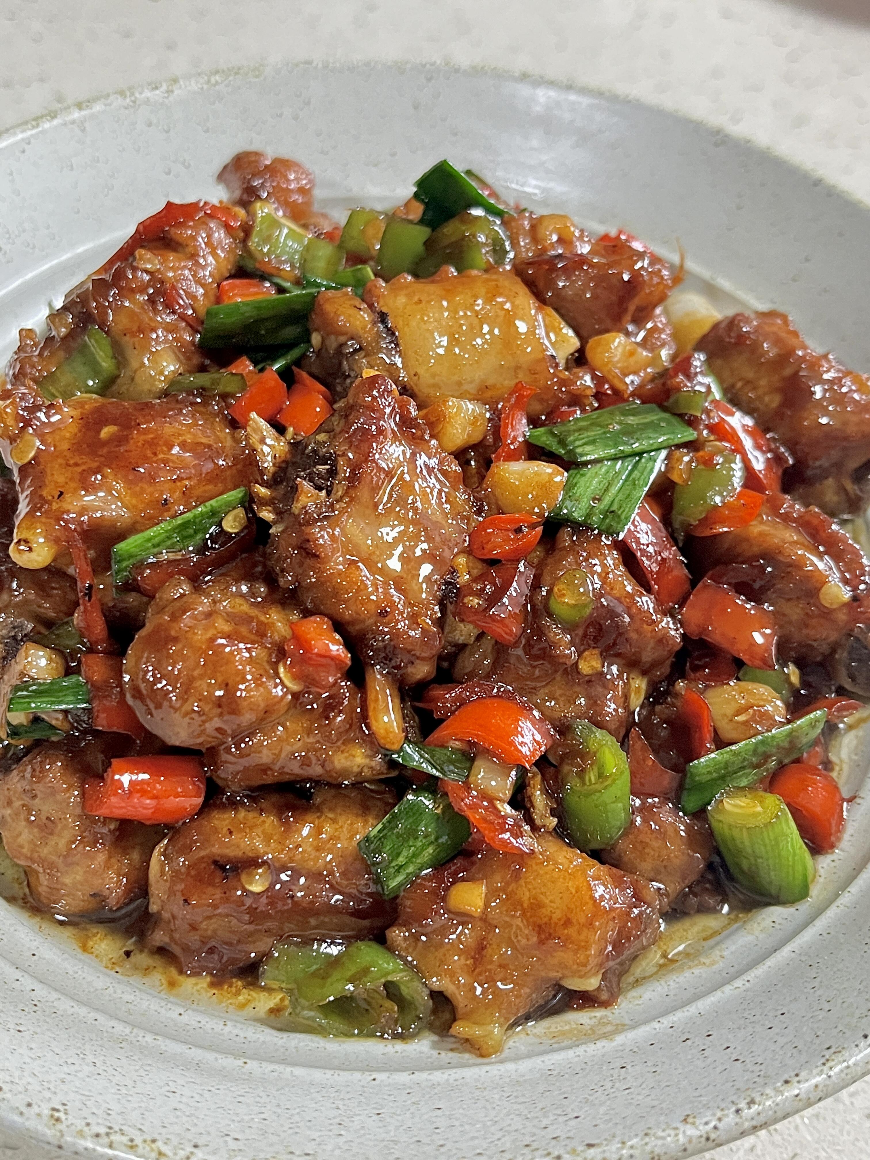 排骨别总煲汤了，试试这样炒着吃，一口一个香辣脱骨
满屋飘香，连平时不太吃辣的小孩