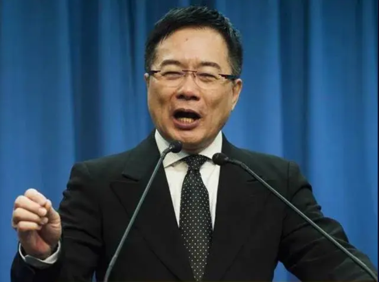 突发！赖清德挥起利刃砍向“统派”干将蔡正元。法院要求蔡正元佩戴电子脚镣，为下一步