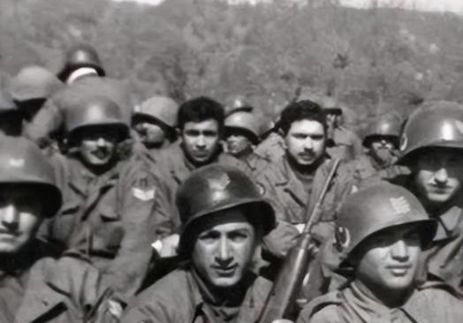 [兔子]1951年，朝鲜战场，运输兵宋惠国看错路标，把卡车开进敌人营地，想要倒车