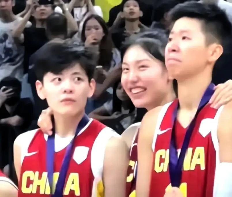 张茹的笑，其实也没什么，大小是个铜牌，值得开心！
王思静的哭，其实也没什么，个人