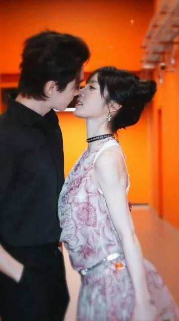许凯和田曦薇同框氛围感绝啦！一个俊朗，一个娇俏，CP感爆棚，谁能不心动