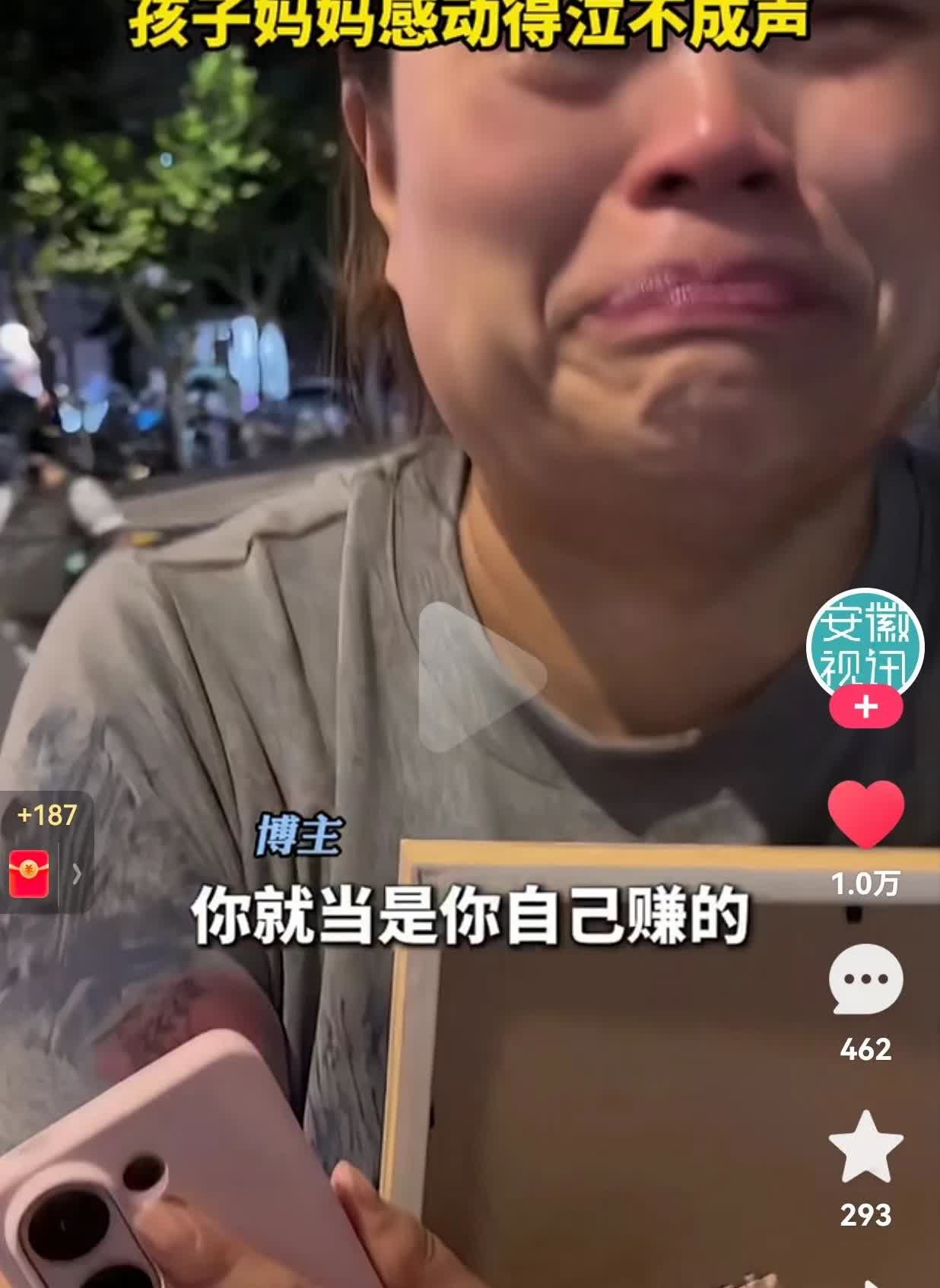博主大爱！近日，在上海街头，一自媒体博主偶遇母子三人在路边卖气球。在交谈中，博主