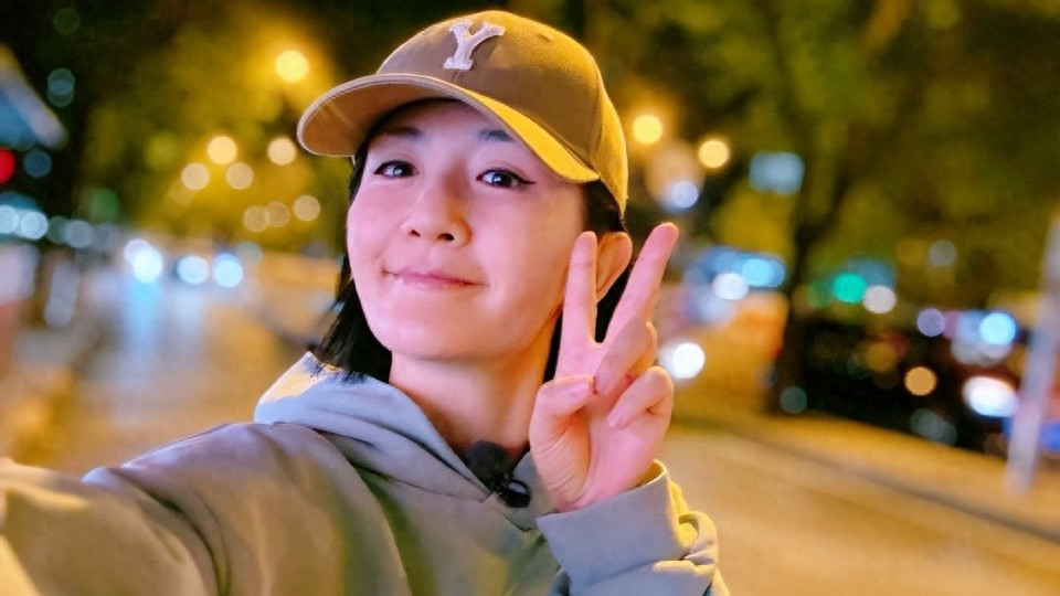 热搜第一！谢娜夜骑10公里到鸟巢给张杰送花，舞台上甜蜜相拥