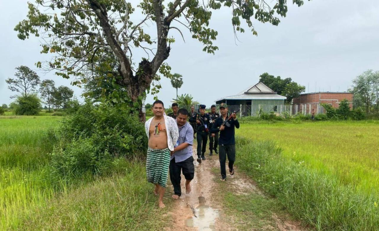 双方发生口角，该女子给自己的丈夫翁沃提打了电话。很快翁沃提骑着摩托车赶到现场，二