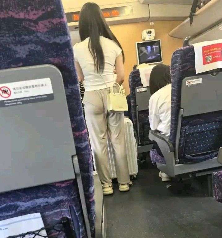 我是提醒她一下，还是直接把她扒拉一下？