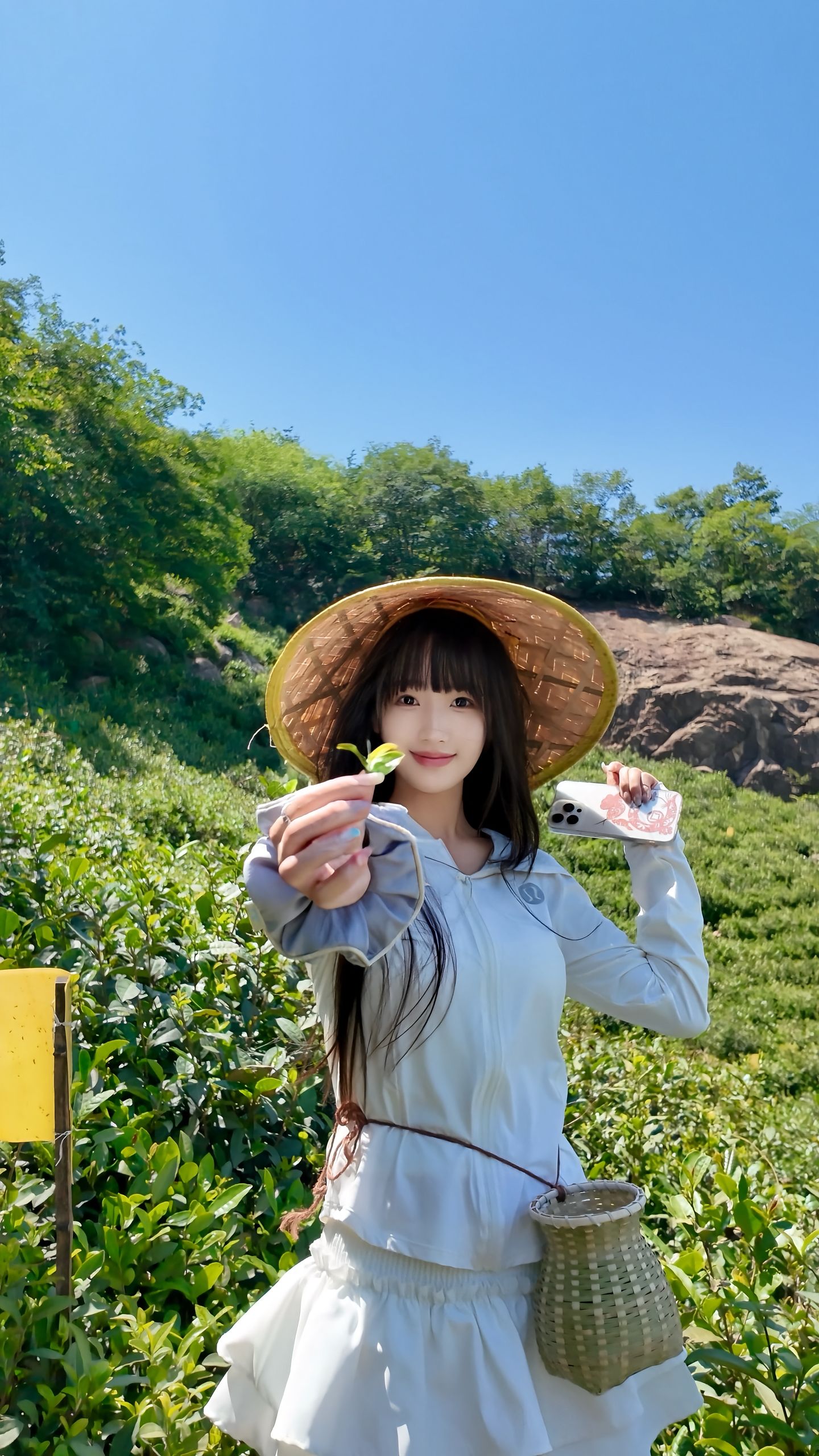 能做风雨里单手打方向盘的女生， 也可以是副驾驶上喝酸奶的小朋友 ， 前者是生活 