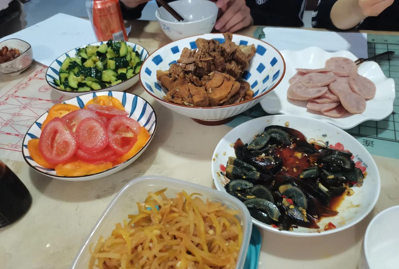 昨天外甥说话来吃晚饭，可下午下起了雨，而且下得特别大，外甥女和儿子七点才到。她们