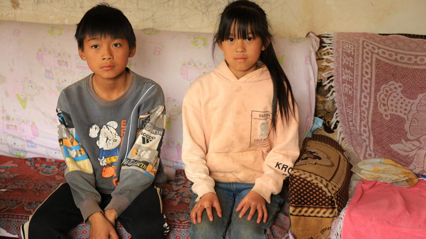 妈妈离家后，爸爸患双癌离世，祖孙三人被债务逼到墙角，生活降到冰点