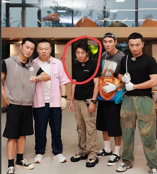 撒贝宁也太有意思了，时隔多年居然表情不变，10年前的《了不起的挑战》，一张合照，