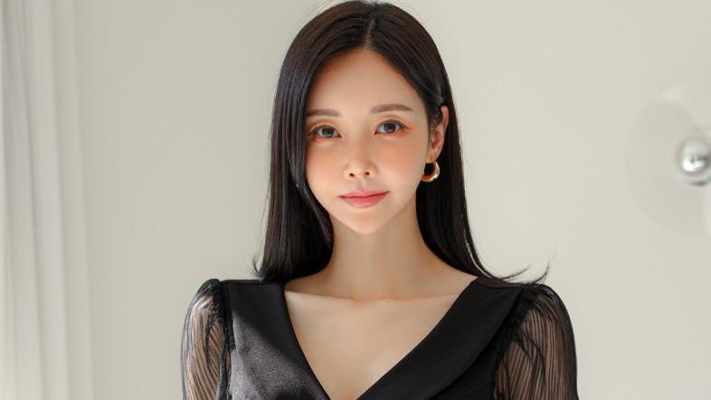 红裙腰捻金环响，歌声清起门畔清，朱颜流连柳枝舞，柔弱蛮腰轻如婴