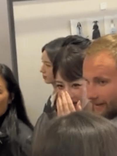 之前她还对电影频道的记者甩脸，我觉得娱乐圈的人可能看见她老臭脸，印象就比较差，所