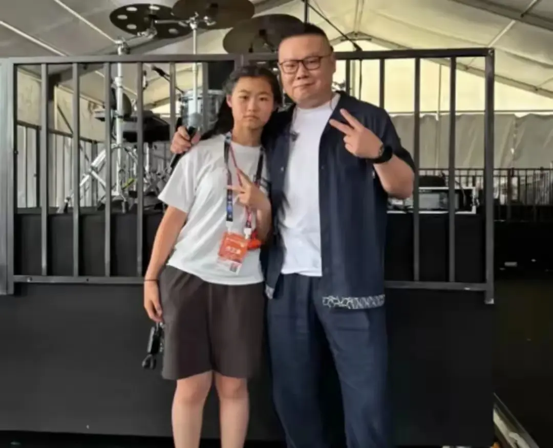 岳云鹏的千金还好没像他
