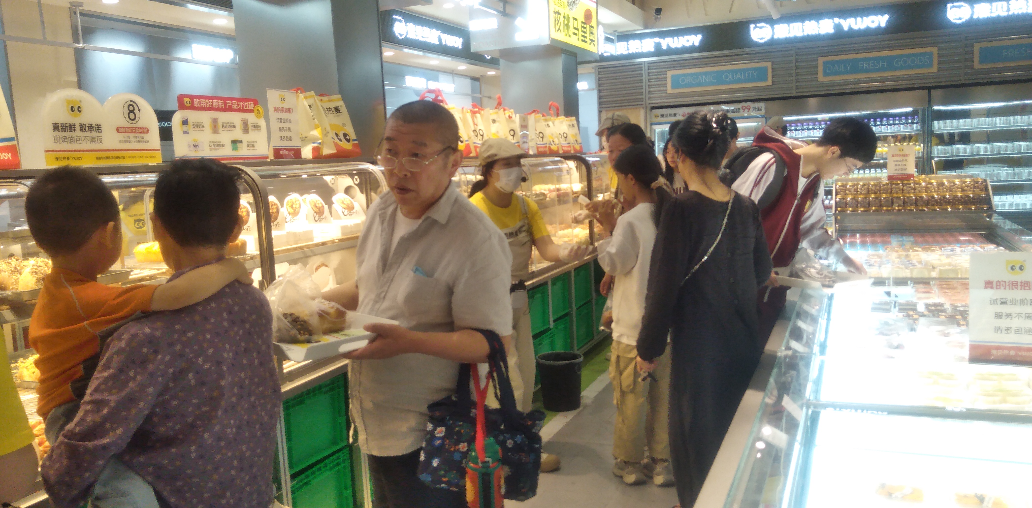 郑州街头人气面包店