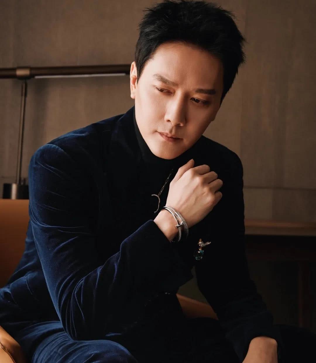 发现了吗？
冯绍峰和赵丽颖离婚后
还是受到了一定的影响，就比如冯绍峰现在知名