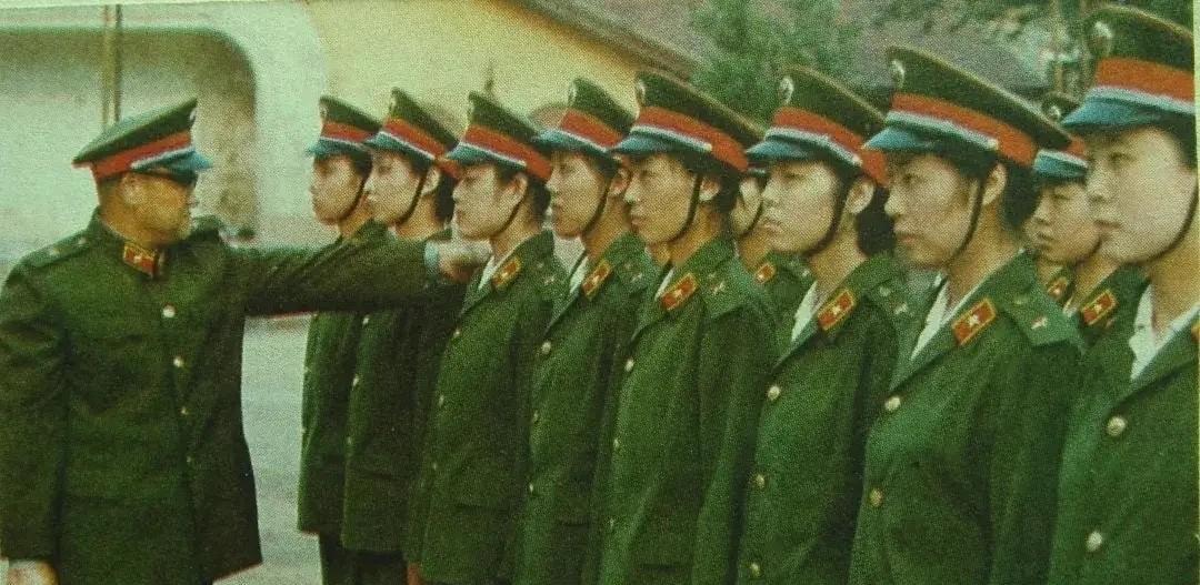 1985年“五一”前夕，云南某部医院换装85式军服后检查军容风纪的场景。此次换装