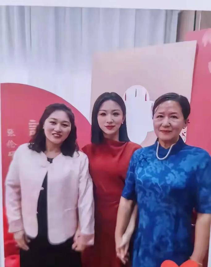 从她们的五官神态，从长相看，左边的是婆婆还是右边是婆婆？